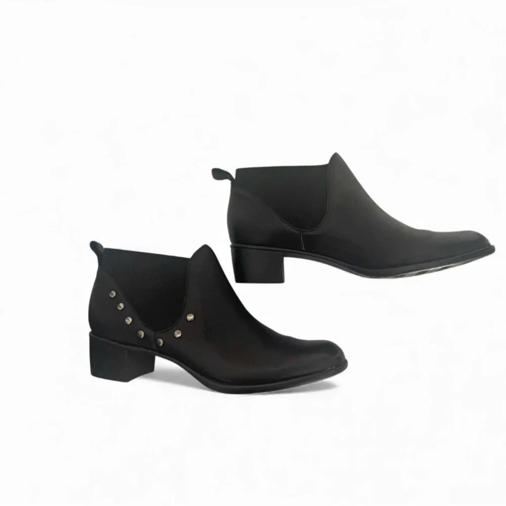Munro Black Leather Ankle Booties with Silver Accents Sz 8